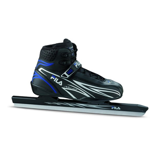 De Fila Vento is de schaats voor de recreatieve schaatser en voor beginners. De schaats heeft lage ijzers wat bijdraagt aan de stabiliteit. Voorzien van comfortabele softboot. Deze noren bieden door de schuimvulling bescherming aan de enkels. Door de vetersluiting en verstelbare strap is deze schaats gemakkelijk te sluiten en naar wens af te stellen. Het voetbed is uitneembaar en deze schaats heeft een speed roestvrijstalen mes. Unisex.